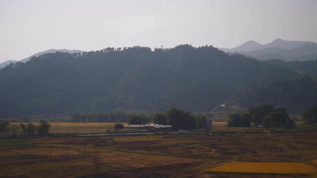 成都到广州晴天火车公路旅行通过名山乘客座位窗pov全景4k中国视频素材