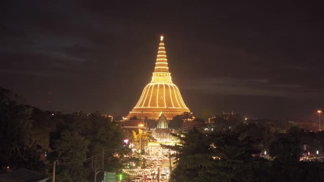 泰国曼谷市附近的那空帕翁佛塔寺鸟瞰图。旅游景点。泰国的标志性建筑。金塔夜景。视频素材