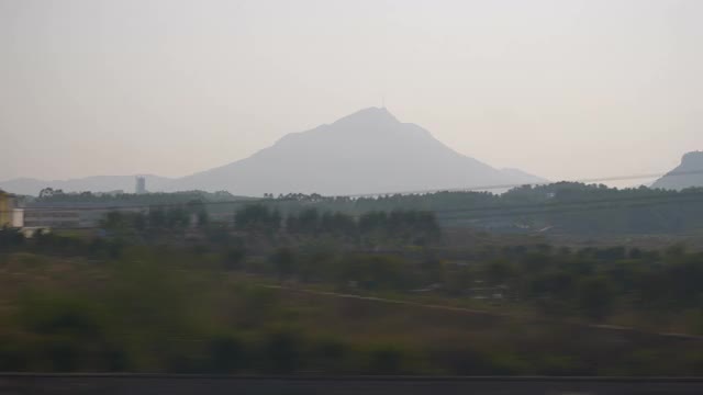 成都到广州阳光灿烂的傍晚火车公路旅行通过名山乘客座位窗pov全景4k中国视频素材