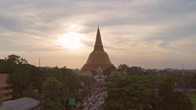 泰国曼谷市附近的那空帕翁佛塔寺鸟瞰图。旅游景点。泰国的标志性建筑。夕阳中的金塔。视频素材