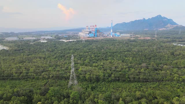 发电厂的涡轮发电机在发电厂视频素材