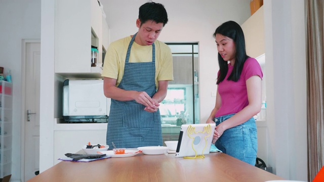 人们在自己家里学习制作寿司视频素材