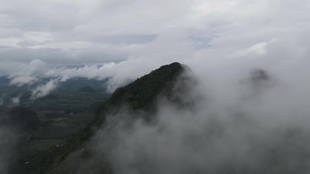 4k鸟瞰台上的山和云在雨天视频素材