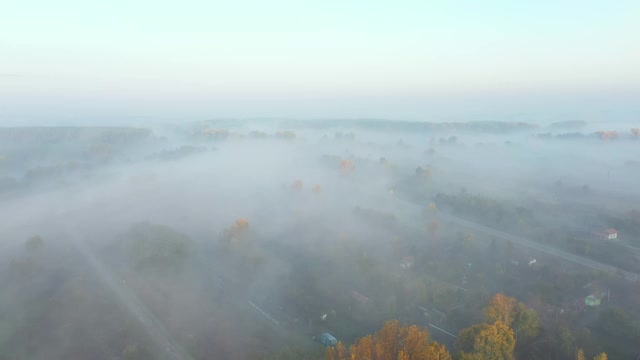 摄影小车在鸟瞰图中移动，清晨的薄雾漂浮在房子上，周末度假视频素材