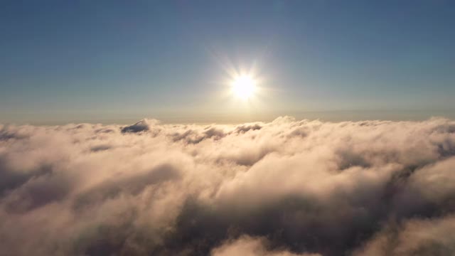 从鸟瞰图看日出时美丽的多云天空。无人机拍摄的高空画面。视频素材