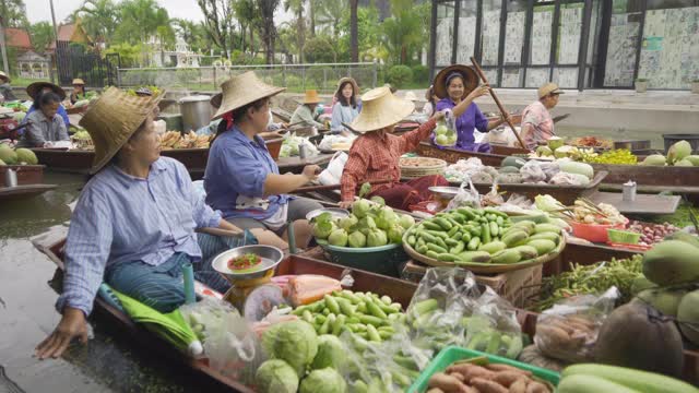 Damnoen Saduak浮动市场或安帕瓦。泰国Ratchaburi区，当地人在运河上出售水果和传统食物。亚洲著名旅游景点。视频素材