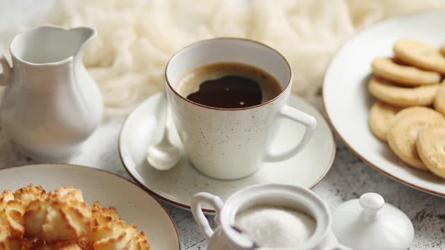 美味甜点的侧视图。黄油椰子饼干和一杯黑咖啡视频素材