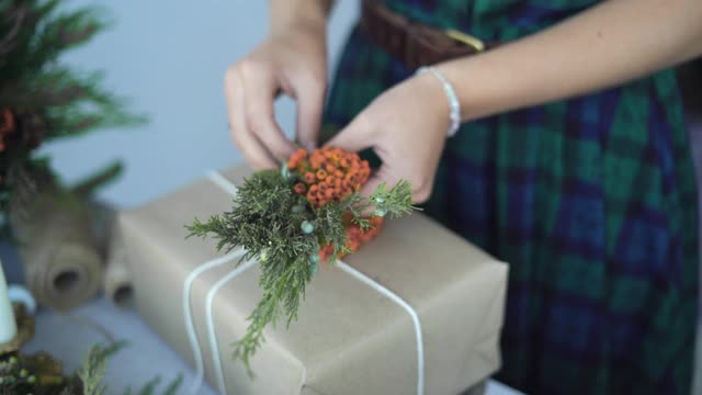 节日、新年和圣诞节概念——女性双手合上，用礼物装饰盒子视频素材