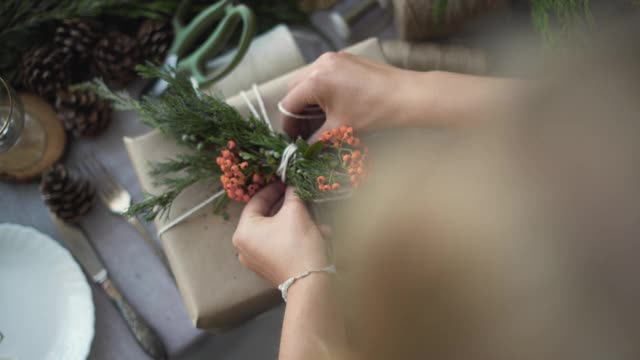 假日，新年和圣诞节概念——女性手俯视图，用礼物装饰盒子视频素材