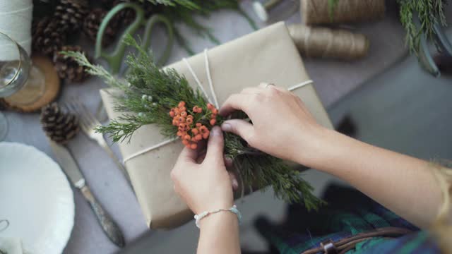 假日，新年和圣诞节概念——女性手俯视图，用礼物装饰盒子视频素材