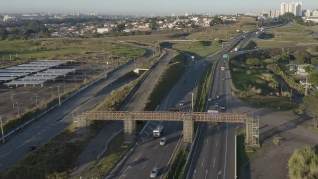 黎明时分，巴西圣保罗坎皮纳斯的高速公路十字路口视频素材