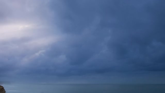 在一个暴风雨的日子里拍摄十二使徒视频素材