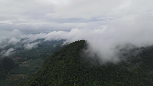 4k鸟瞰图小车飞过山和云在雨天视频素材