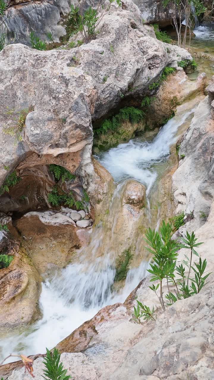 河流和瀑布清澈的水，落在岩石之间的大自然。视频素材