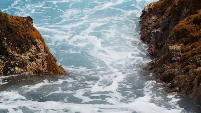 碧蓝的海水在海浪的温柔移动。视频素材