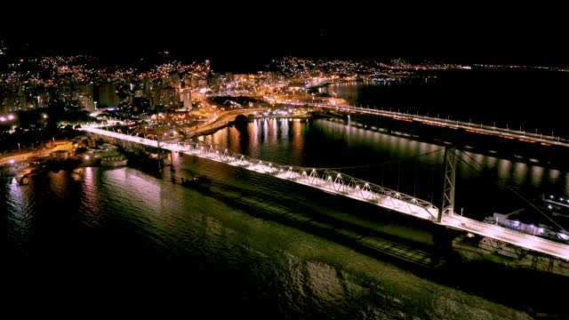 夜间无人机飞过Hercílio卢兹桥，Florianópolis，圣卡塔琳娜，巴西视频素材