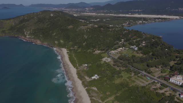 白天无人机在巴西圣卡塔琳娜Florianópolis的鼹鼠海滩上空飞行视频素材