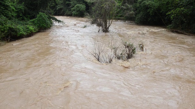 泰国大雨过后河水泛滥视频素材