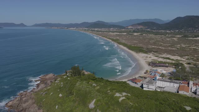 飞越巴西圣卡塔琳娜Florianópolis的Joaquina海滩视频素材