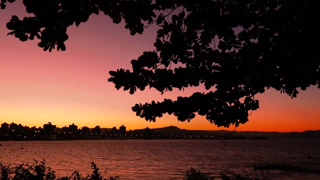 在巴西圣卡塔琳娜Florianópolis，以Hercílio卢兹桥为背景的日落海湾。视频素材