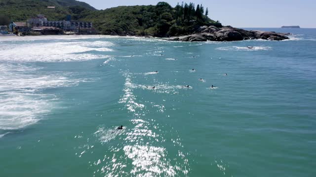 在Joaquina海滩冲浪者，蓬塔达佩德拉，Florianópolis，圣卡塔琳娜，巴西视频素材