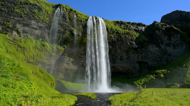 夏季的Seljalandsfoss瀑布，Storidalur,Sudurland，冰岛视频素材