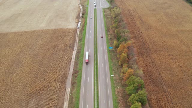 日落时乡间的高速公路。美丽的乡村风景视频素材