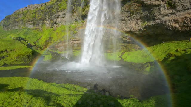 夏日的Seljalandsfoss瀑布与彩虹，Storidalur,Sudurland，冰岛视频素材