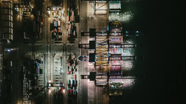 繁忙的工业港口，集装箱船在夜间鸟瞰图视频下载