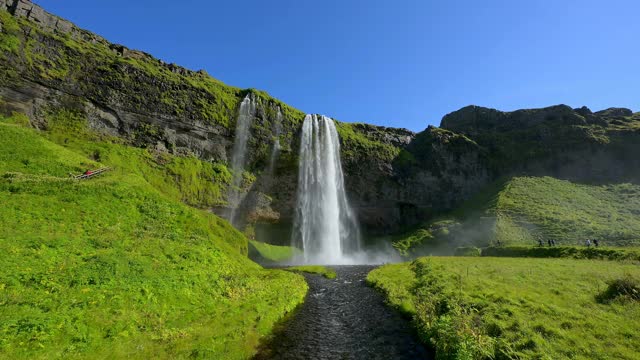 夏季的Seljalandsfoss瀑布，Storidalur,Sudurland，冰岛视频素材