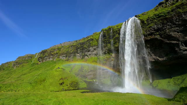 夏日的Seljalandsfoss瀑布与彩虹，Storidalur,Sudurland，冰岛视频素材