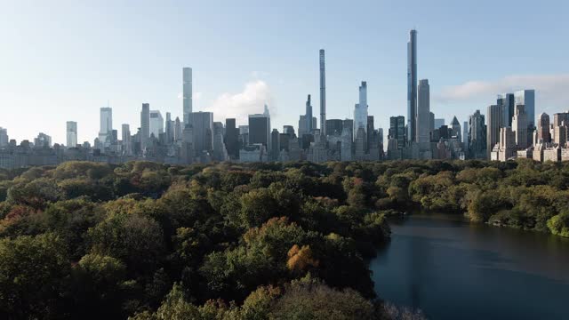 鸟瞰图的纽约市中央公园在一个秋天的早晨视频素材