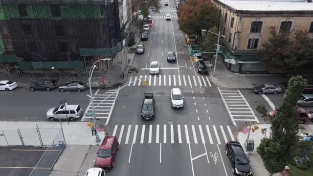 通过布鲁克林，纽约市的交通鸟瞰图视频素材