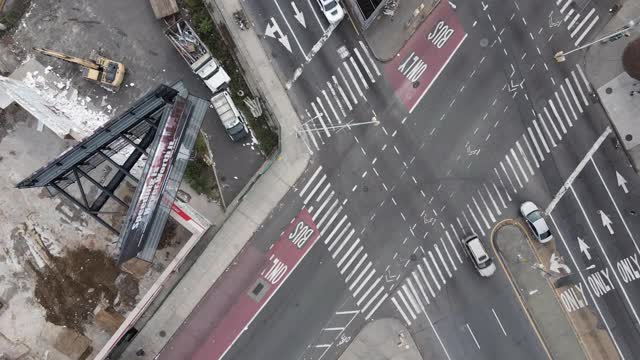 通过布鲁克林，纽约市的交通鸟瞰图视频素材