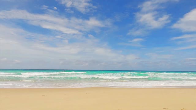 美丽的深蓝色海水和平静的海浪撞击热带夏季沙滩视频素材