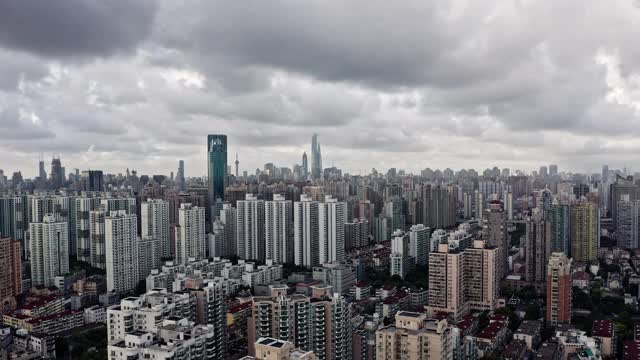 台风季节上海天际线全景鸟瞰图视频素材