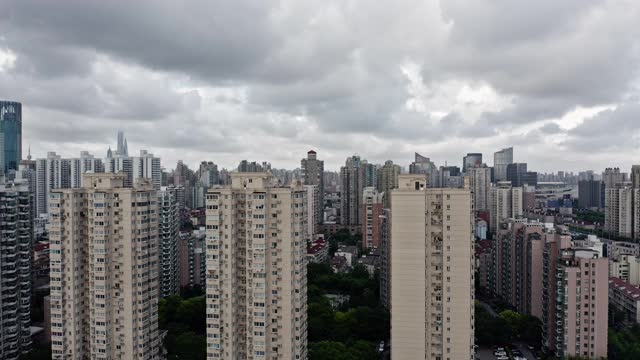 台风季节上海天际线全景鸟瞰图视频素材