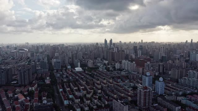 台风季节上海天际线全景鸟瞰图视频素材