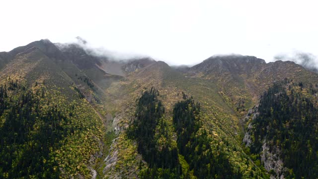 西藏林芝的五彩山视频素材