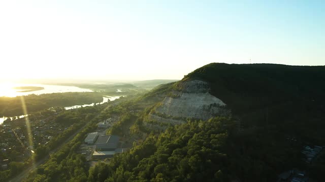 从直升机上看，房子都在山区，一条公路靠近山区。美丽的山区景观与住宅建筑。俄罗斯萨马拉。视频素材