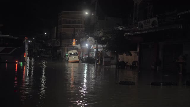 晚上下雨时街道被淹视频素材