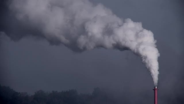 大自然的空气污染，蓝天上从烟囱里飘出的工业烟雾视频素材