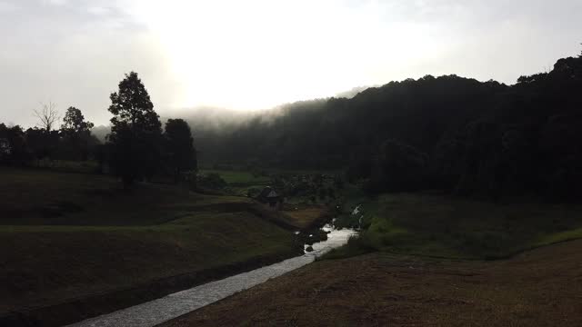 美丽的自然山在邦昂景观，湄洪Son，泰国。有噪声和模糊背景。视频素材