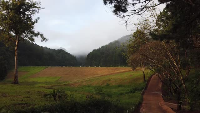 美丽的自然湖和山在庞昂景观与天空反射噪音和burry bokeh背景，Mae Hong Son，泰国。视频素材