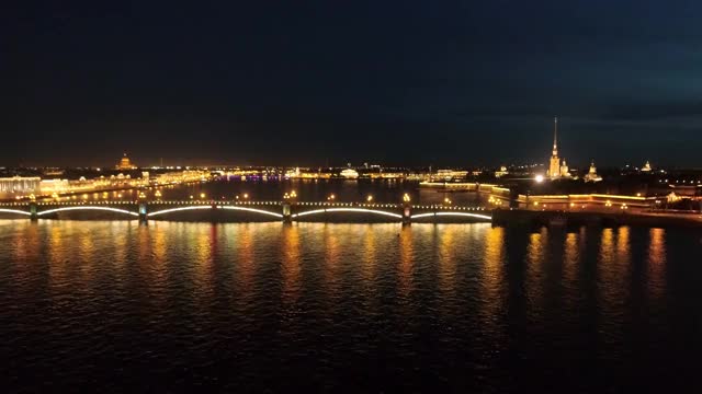 涅瓦河上的圣彼得堡吊桥夜景视频素材