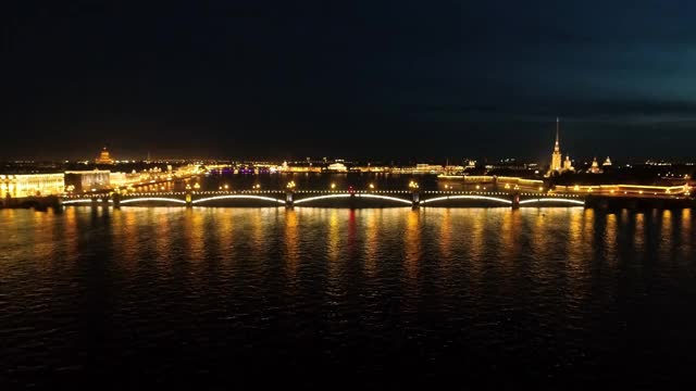 涅瓦河上的圣彼得堡吊桥夜景视频素材