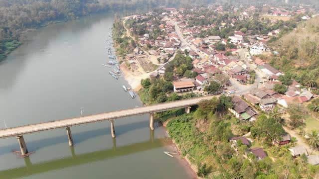 Nong Khiaw村鸟瞰图，南瓯河老挝视频素材