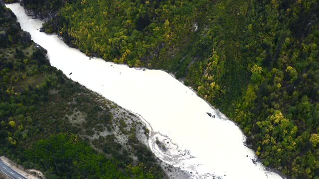 西藏山谷里的一条牛奶河视频素材