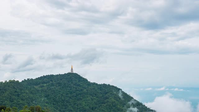 美丽的宝塔在热带山脉与雾流动在早晨，时间流逝视频视频素材