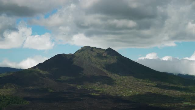 晴天巴厘岛著名的火山区山顶全景4k印尼视频素材